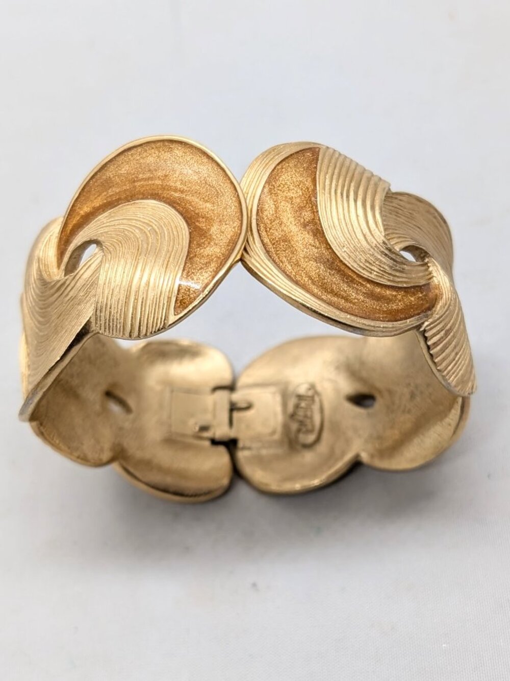 Vintage 1986 Signed Trifari Goldtone & Brown Enamel Cuff Bracelet - Picture 5 of 12